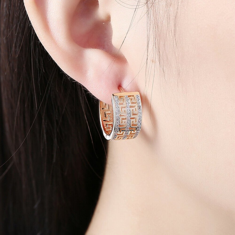 New 18K Gold Plated Huggie Hoop Earrings - Picture 2 of 4